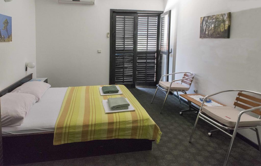 Guest House Alek Vrboska Extérieur photo